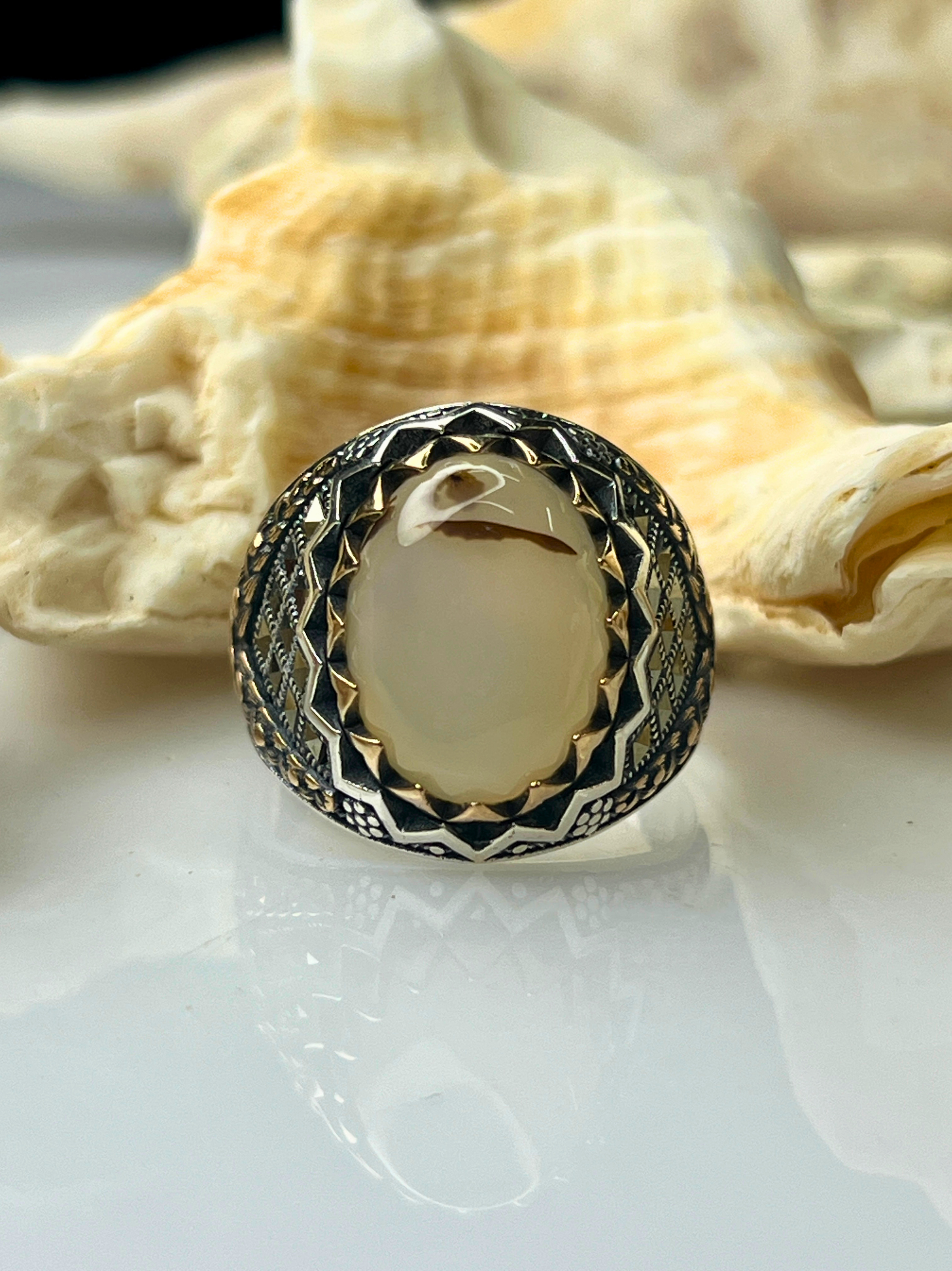 9 Crowned Crest Aqeeq Stone Silver Ring #192 - Image 1